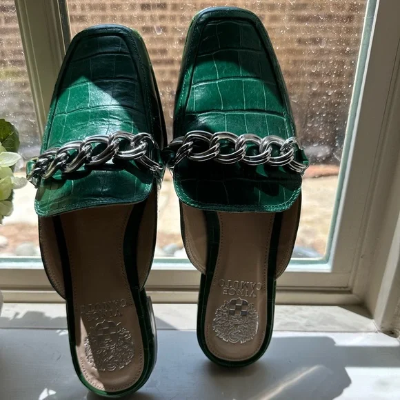 Vince Camuto Green Mules with Silver Chain - Picture 6 of 7